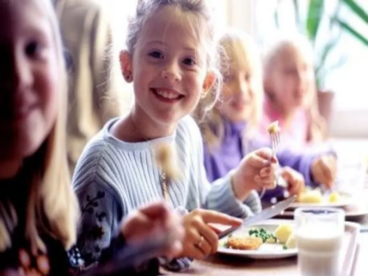 kids eating 01