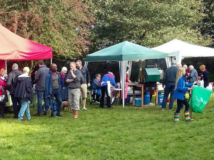 Apple Pressing Crowds