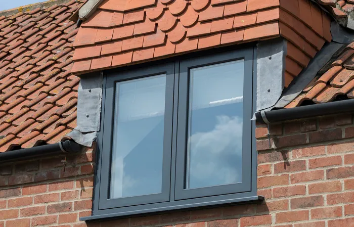 Flush casement roof window