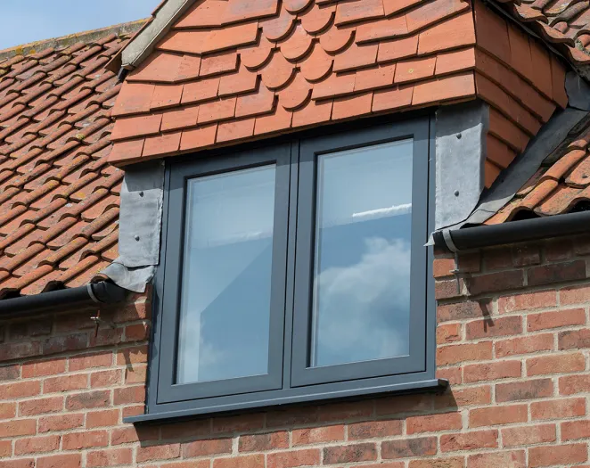 Flush casement roof window
