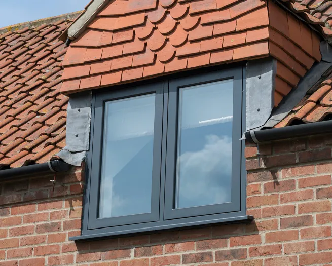 Flush casement roof window