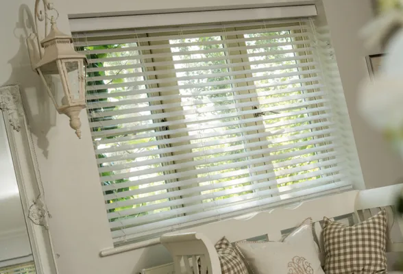 Venetian blinds with coach lamp