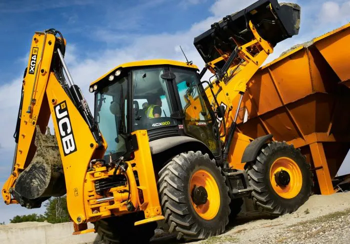 JCB 4CX loading