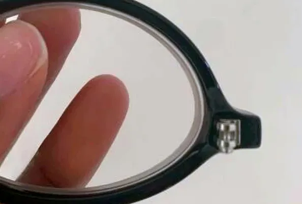 Broken hinge on eyewear