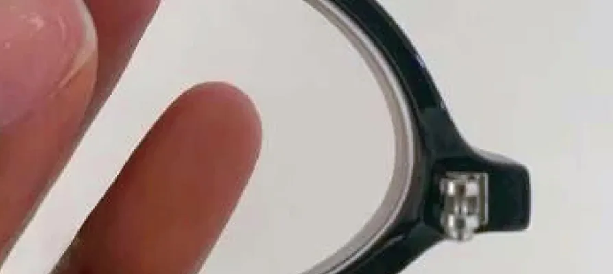 Broken hinge on eyewear