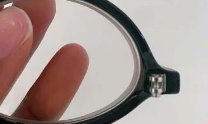 Broken hinge on eyewear
