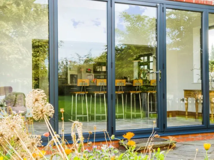 Aluminium sliding door with kitchen seats