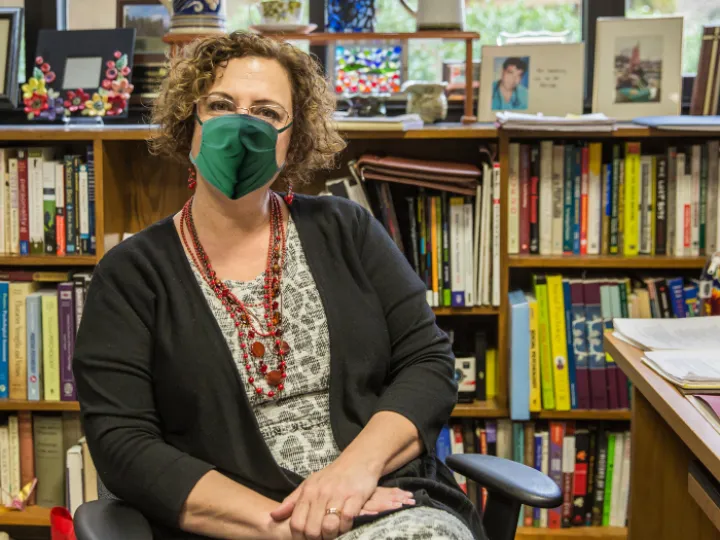 Librarian with Facemask 03