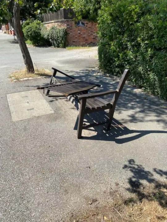 Broken Bench in High Street Aug 2022 Img_5251