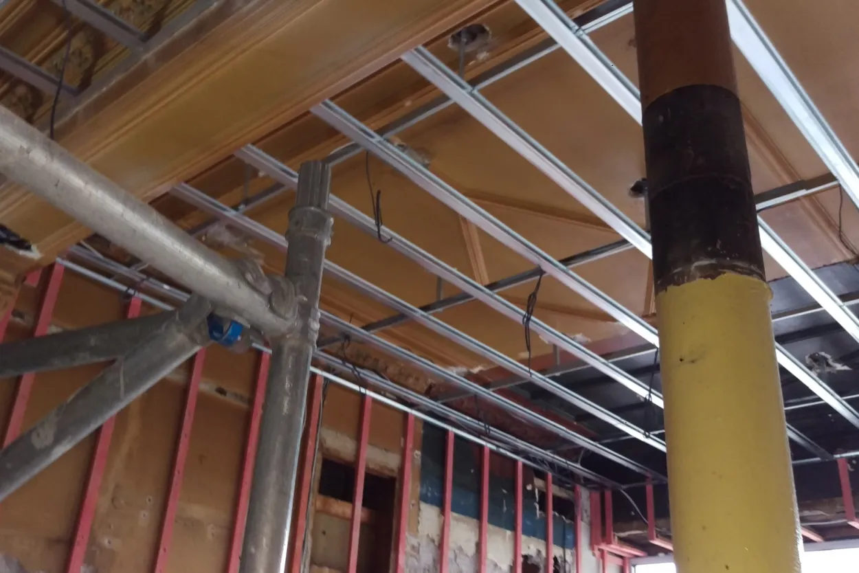 Ceiling beams and columns in a building