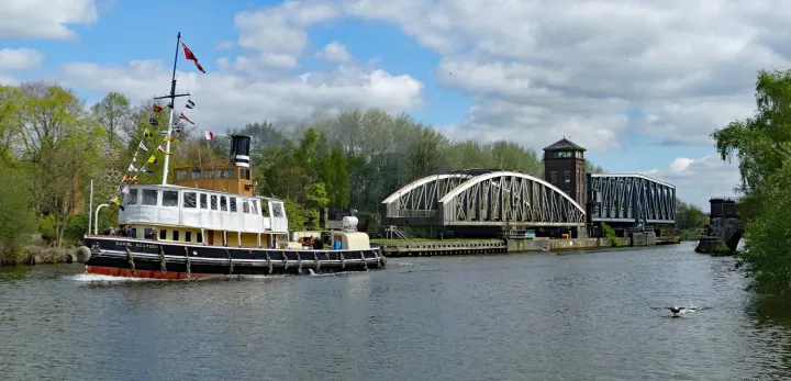 H51 – Steamer_daniel_adamson_having_just_passed_the_barton_road_swing_bridge_and_barton_aqueduct