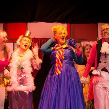 A riot in the salon !