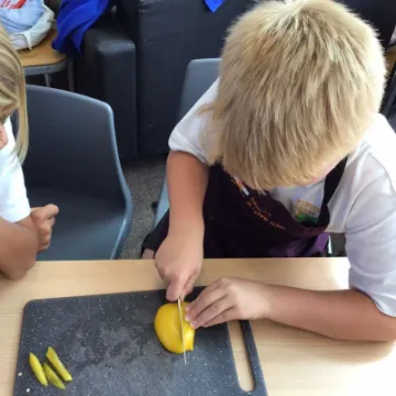 Y4 DT cutting veg 1