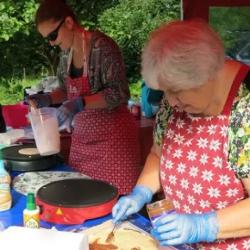 apple pressing – Pancakes were popular