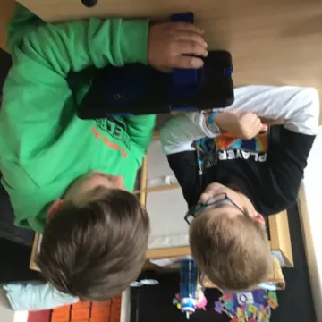 6AAFC7B2-BB38-4A5B-AD90-D01D113365EC