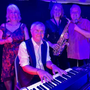 39 three 4 The Bar 39  With Event Organiser Phil Gadd  right