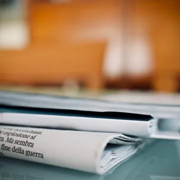 Newspapers, weekly, reading