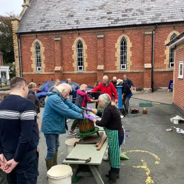 Apple Pressing 2025 1