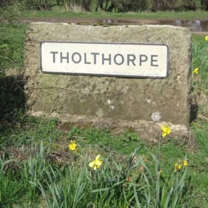 Tholthorpe rock sign
