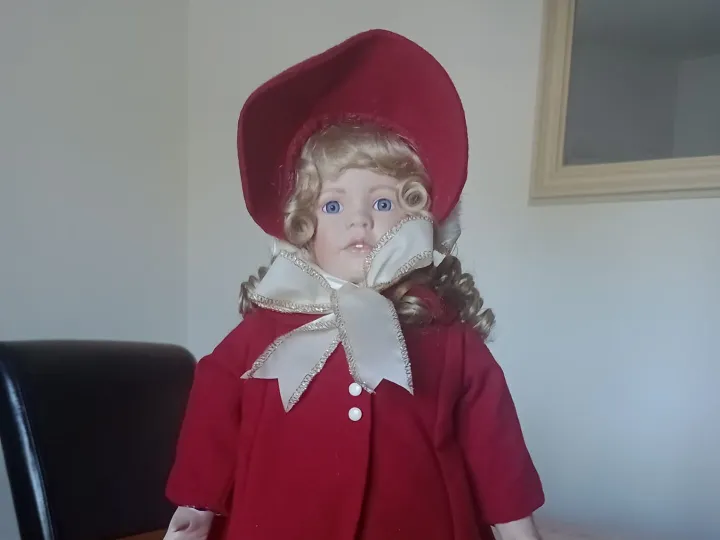Items for sale
– Vintage Porcelain Doll – Claudia £25