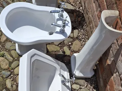 Items free to a good home! – Bidet and Pedestal basin n/r