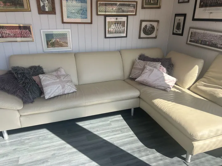 Items free to a good home! &ndash; Corner sofa n/r