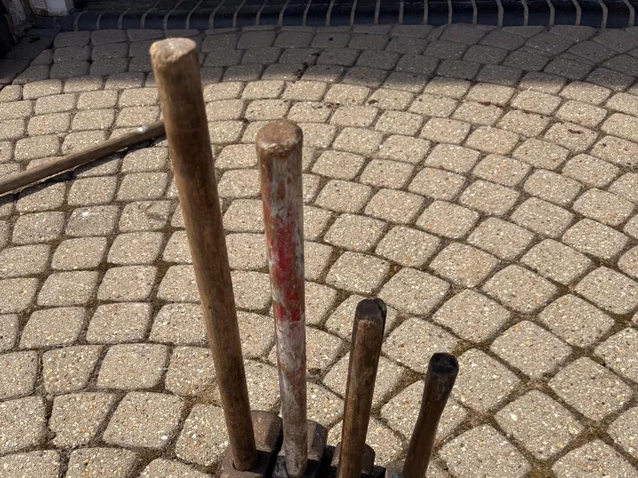 Items for sale
– Set of 4 heavy lump hammers 10