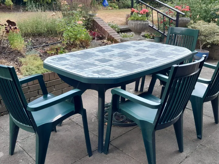 Items free to a good home! – Garden table and chairs n/r