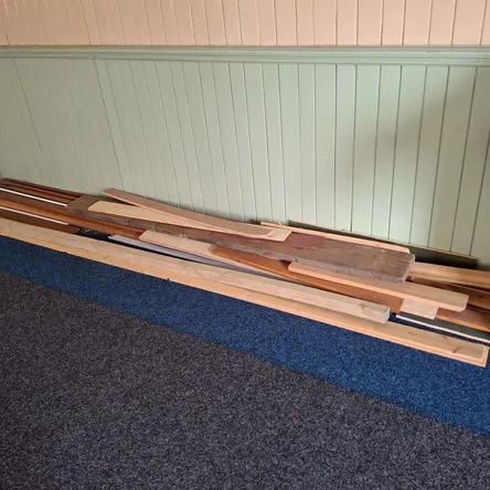 Wood of various lengths up to approx. 2.5 metres
