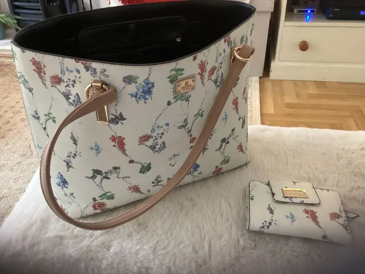 Items for sale
– Bessie of london tote bag and matching purse 15