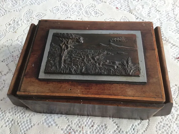 Items for sale
– Vintage Italian Wooden Cigarette Box with Metal Relief £8