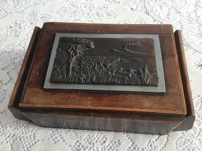 Items for sale
– Vintage Italian Wooden Cigarette Box with Metal Relief £8