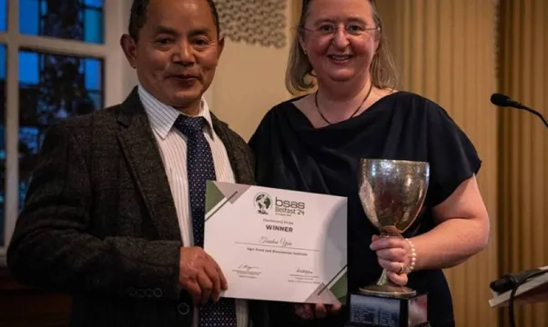 Prof Elizabeth Magowan presenting the Sir John Hammond Award to Dr Tianhai Yan