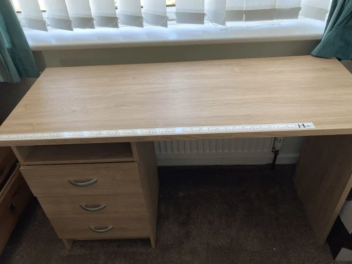 Items free to a good home! &ndash; Desk n/r