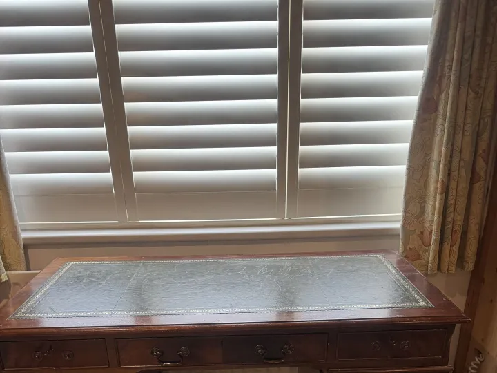 Items for sale
– Desk Free