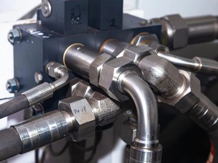 High pressure hydraulic hose system connected to