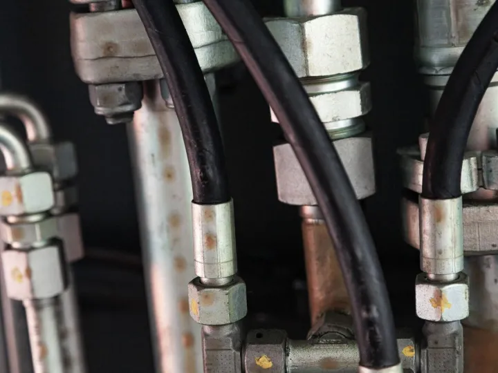 High pressure hydraulic hose system connected
