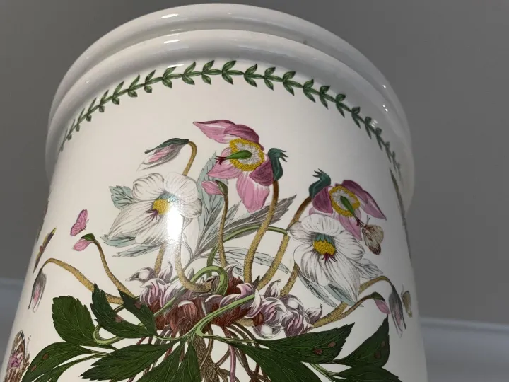 Items for sale
– Portmerion bread crock £45