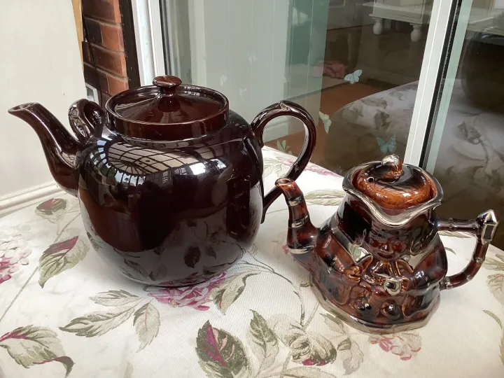 Items for sale &ndash; 2 x Vintage teapots 60