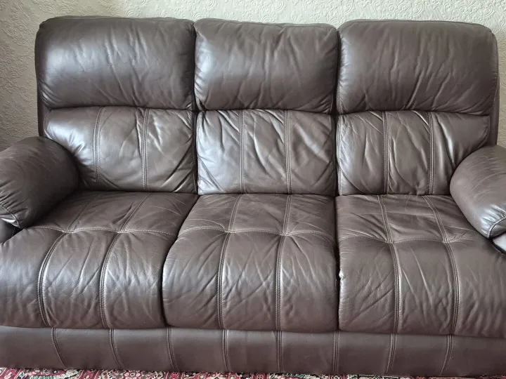 Items free to a good home! &ndash; Leather settee and reclining arm chairs n/r
