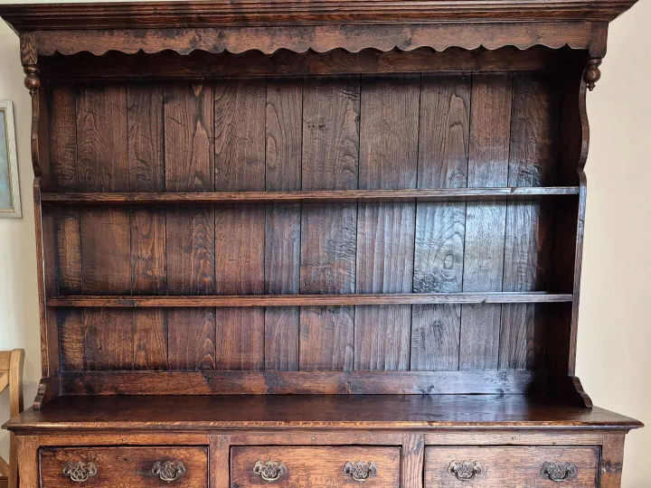 Items for sale
– Solid oak Welsh Dresser £250.00