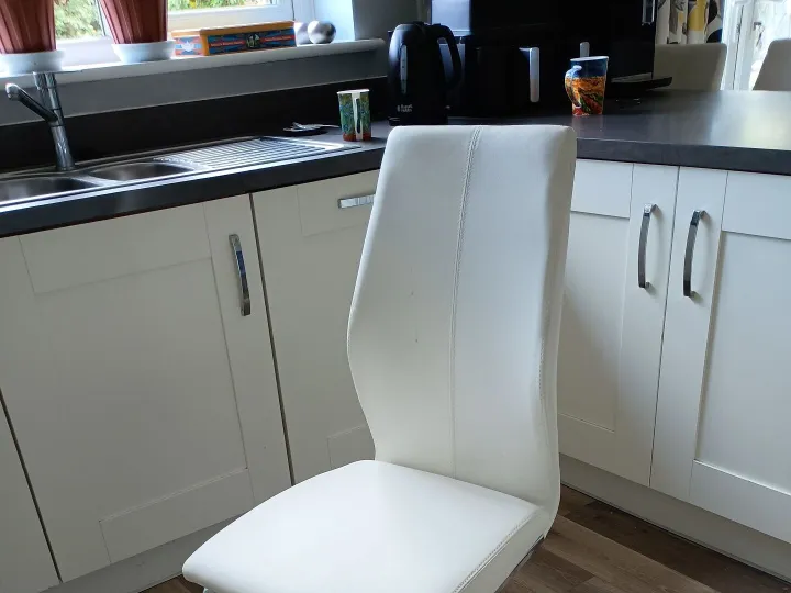 Items free to a good home! &ndash; 6 Dining Chairs n/r