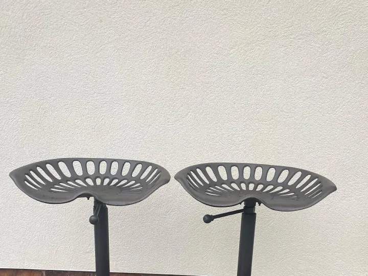 Items for sale
– Tractor Seat bar/kitchen Stools x 2 80