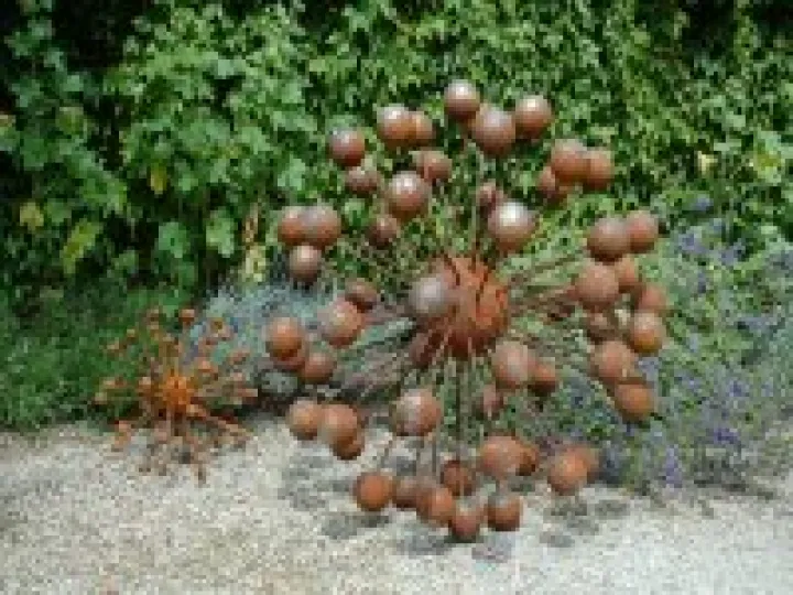 Sculpure in Garden 01