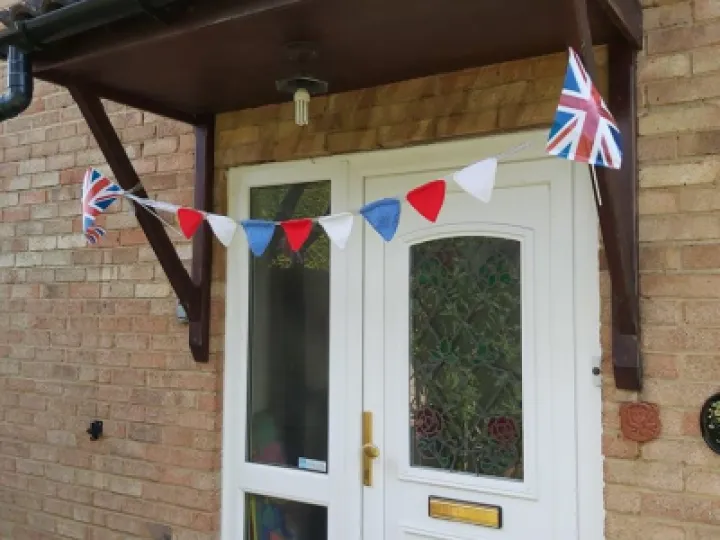 Gill's knitted bunting