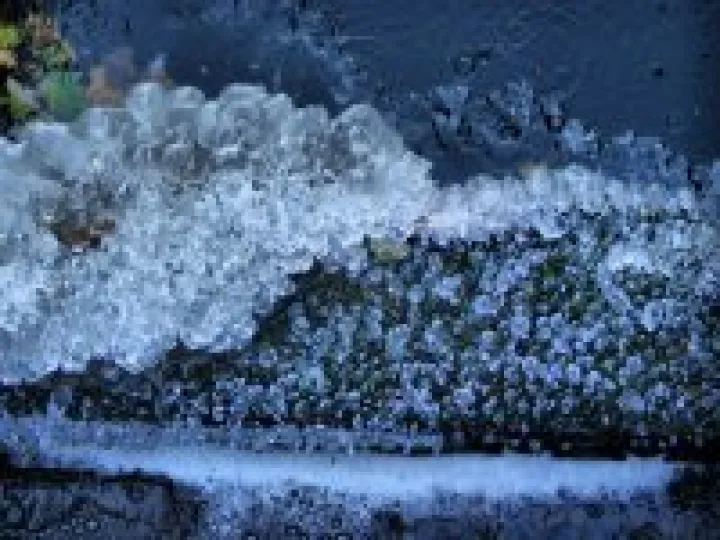 Icy canal at Audlem – December 2010