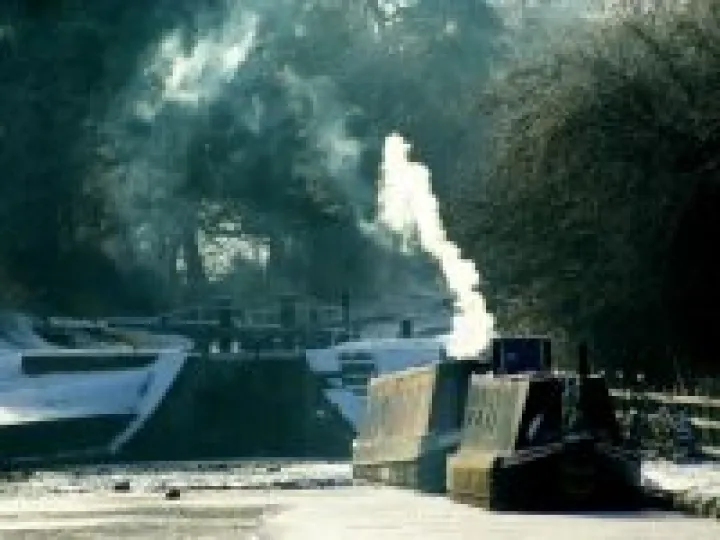Audlem canal &ndash; keeping warm, December 2010