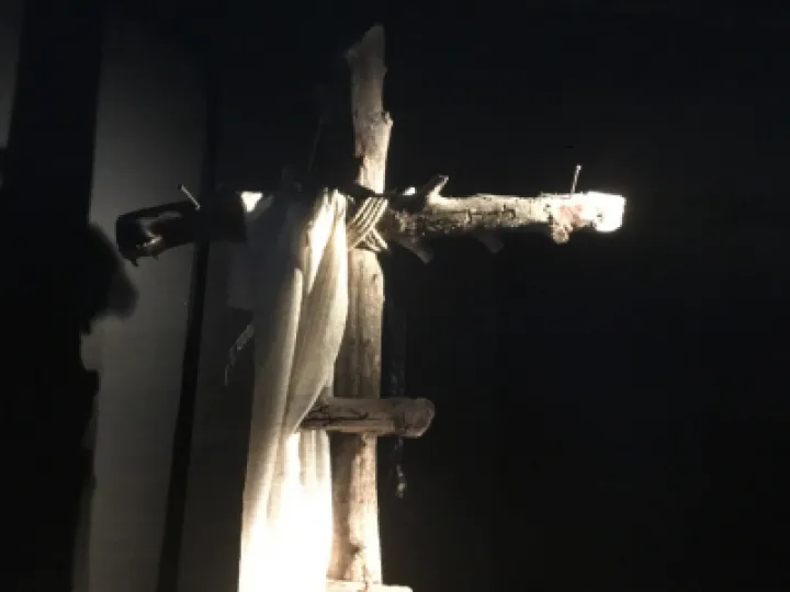 Lit cross