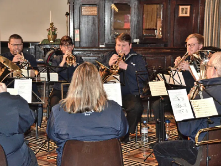 2021CarolsRoundTree_2115c